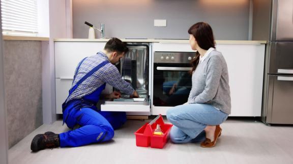 Refrigerador moderno siendo revisado por un experto