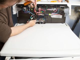 Secadora de ropa en mantenimiento técnico